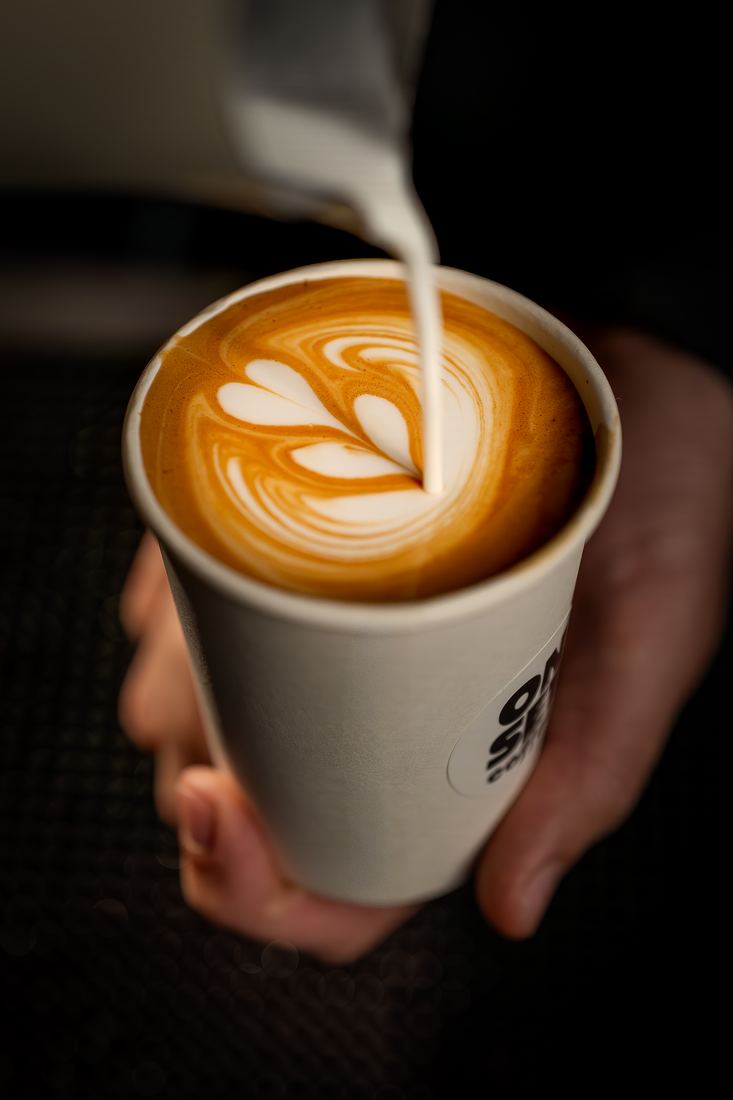 Latte art tulip pour